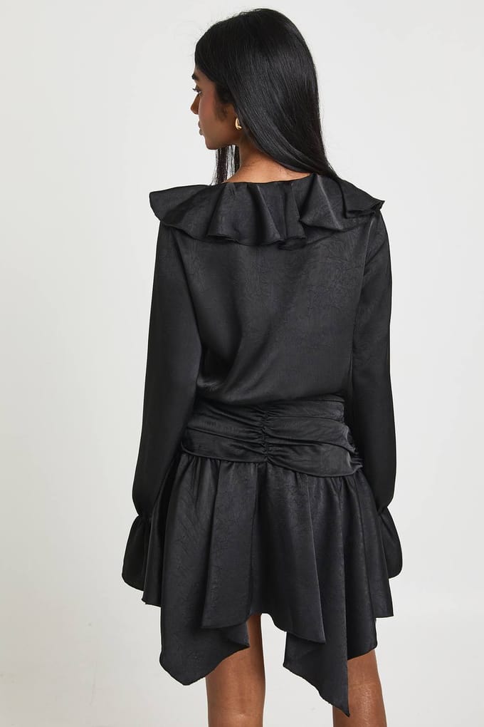 boohoo Dames Getextureerde Satijnen Mini Jurk met Ruffle Details | Zwart | Maat: 42