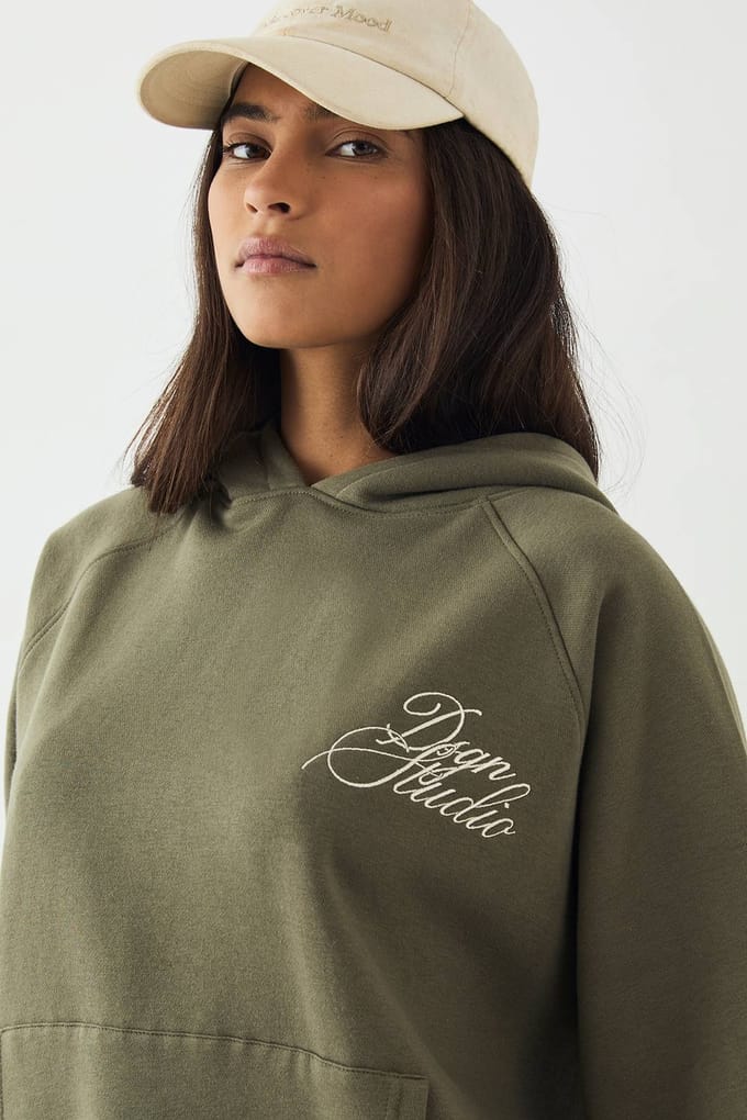 Dames DSGN Studio Script Oversized Hoodie | Olijf | Maat: 3XL