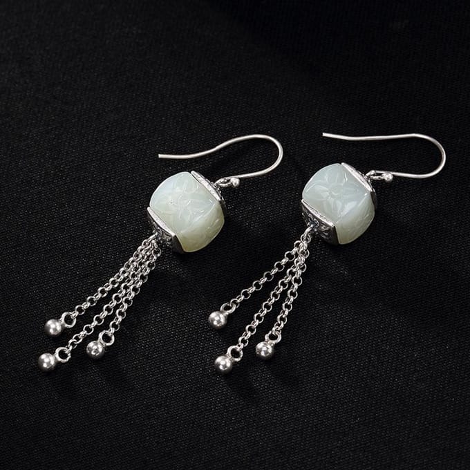 Design Indépendant Style Rétro Incrusté Motif de Jade Blanc Hetian Pompons Pour Boucles d'Oreilles Haut de Gamme pour Dames Bijoux Élégants gray