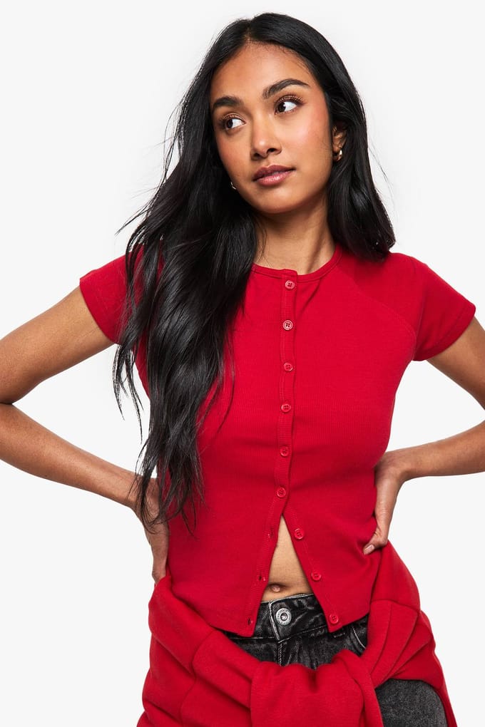 boohoo Dames Geribbelde top met knoopdoorloop en capmouw Top | Rood | Maat: 38