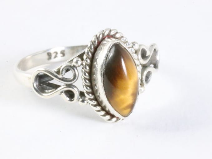 Fijne bewerkte zilveren ring met tijgeroog - maat 17