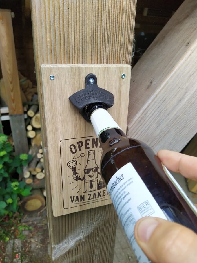 Magnetische Bieropener met tekst – Eikenhout – 25 x 13cm