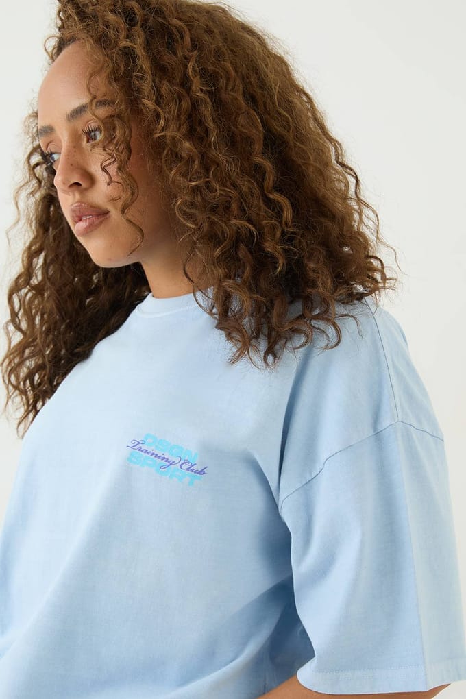 Dames Dsgn Studio Sport Training Club Overdyed Oversized T-shirt | Light Blue | Maat: XS