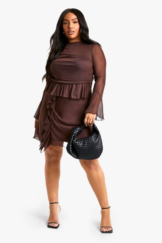 boohoo Dames Plus Mesh Ruffle Flared Sleeve Smock Jurk | Chocoladebruin | Maat: 54