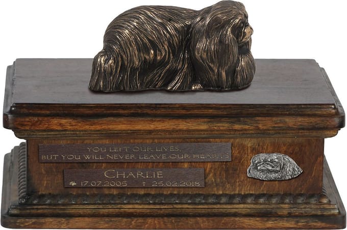 Persoonlijke houten urn met Pekingees beeldje voor hondenas.
