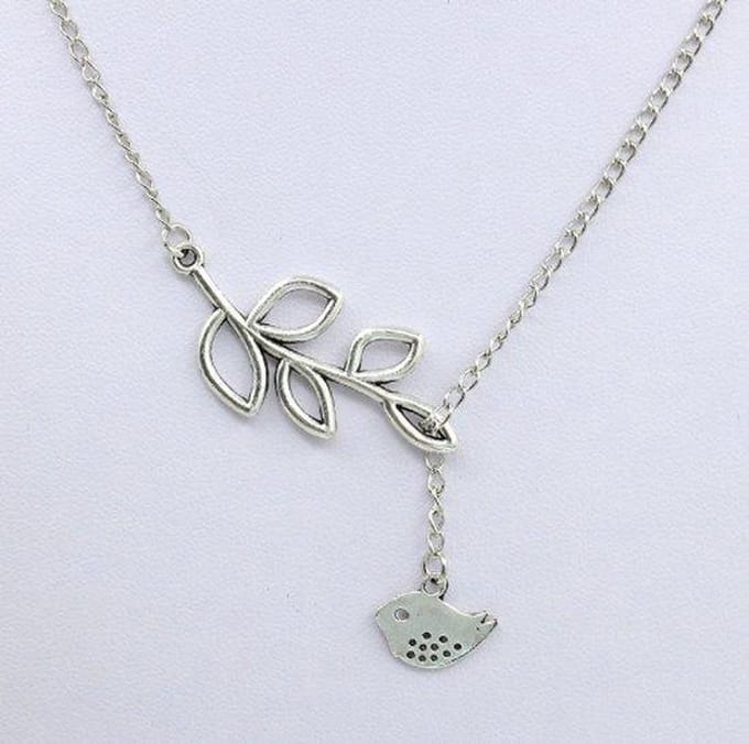 Ketting met hanger blad en vogeltje.