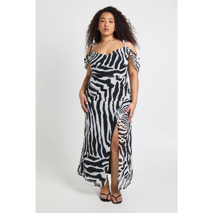boohoo Dames Plus Zebraprint Chiffon Cold Shoulder Gerimpelde Zijkant Maxi Jurk | Zwart | Maat: 46