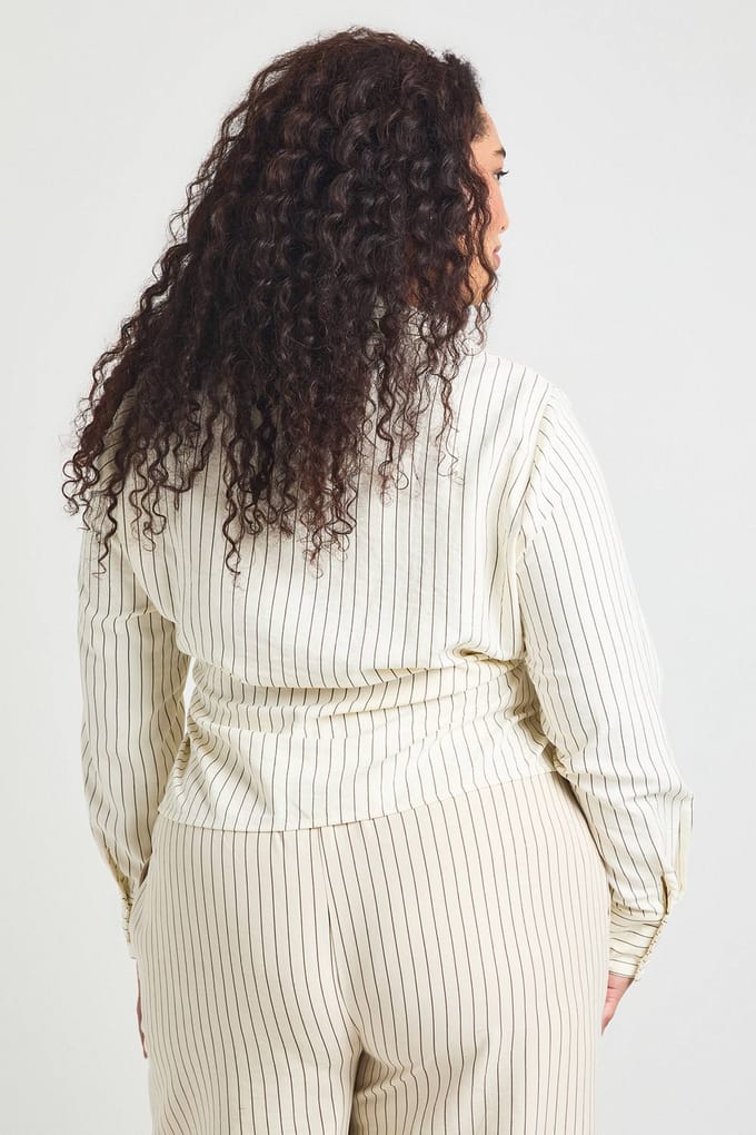 boohoo Dames Plus Gestreept Perzik Wikkelshirt | Creme | Maat: 48