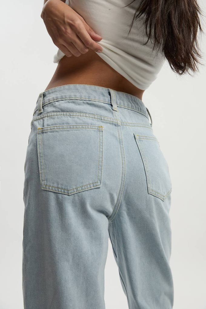 Dames Boohoo Basics High Waisted Boyfriend Jeans | Bleached Blue | Maat: 16/32L