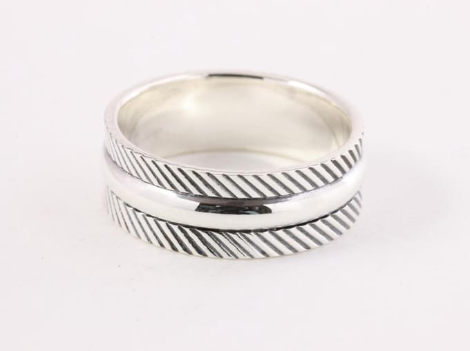 Hoogglans zilveren ring met schuine ribbels - maat 19