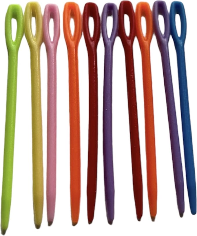 Bijoux by Ive - 10 plastic naalden van circa 5.5 cm groot in verschillende kleuren