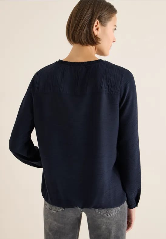 Blouse met gesmockte halslijn
