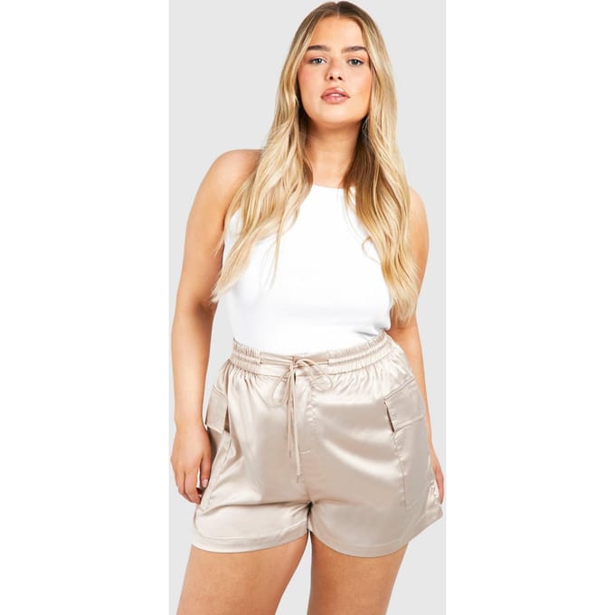 boohoo Dames Plus Satijn Cargo Utility Shorts | Creme | Maat: 56