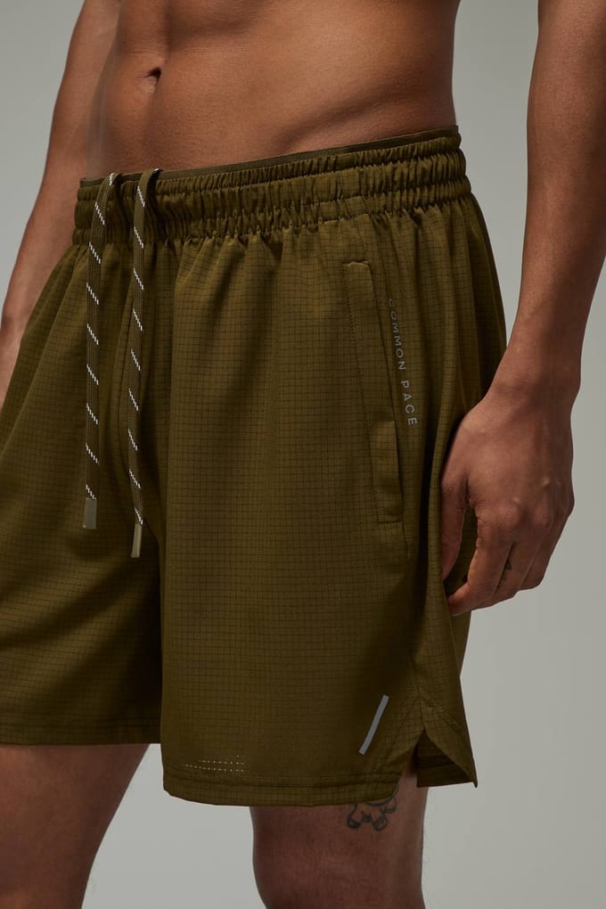 Common Pace Hardloop Geperforeerde 5 Inch Short | Olive | Size Medium