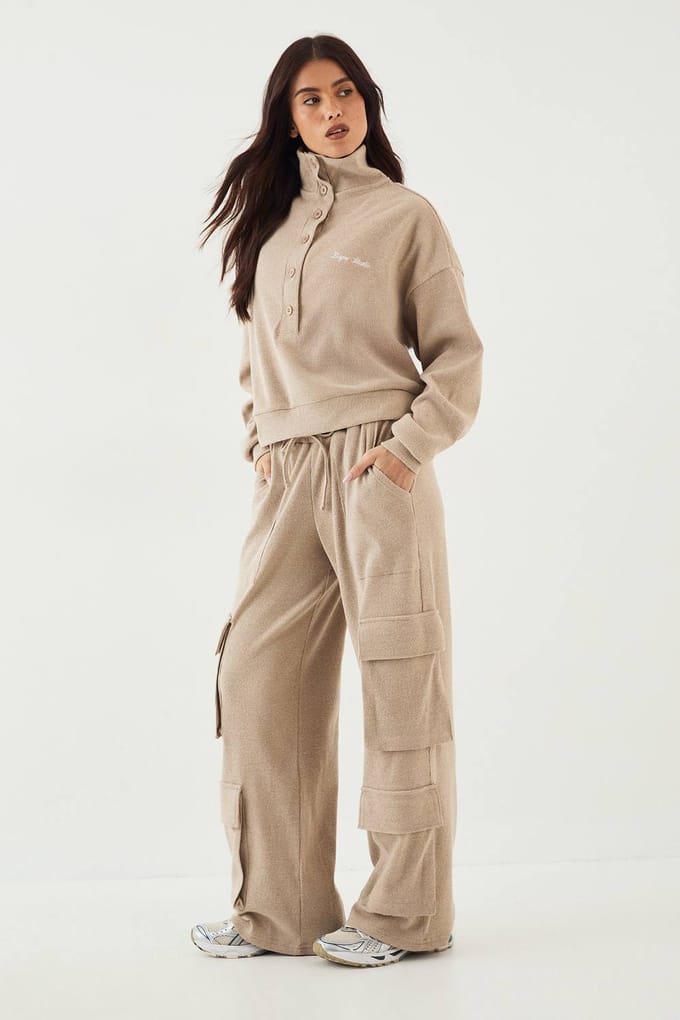 Dames DSGN Studio Geborstelde Rib Sweatshirt met Knoopdetail | Stone | Maat: Medium