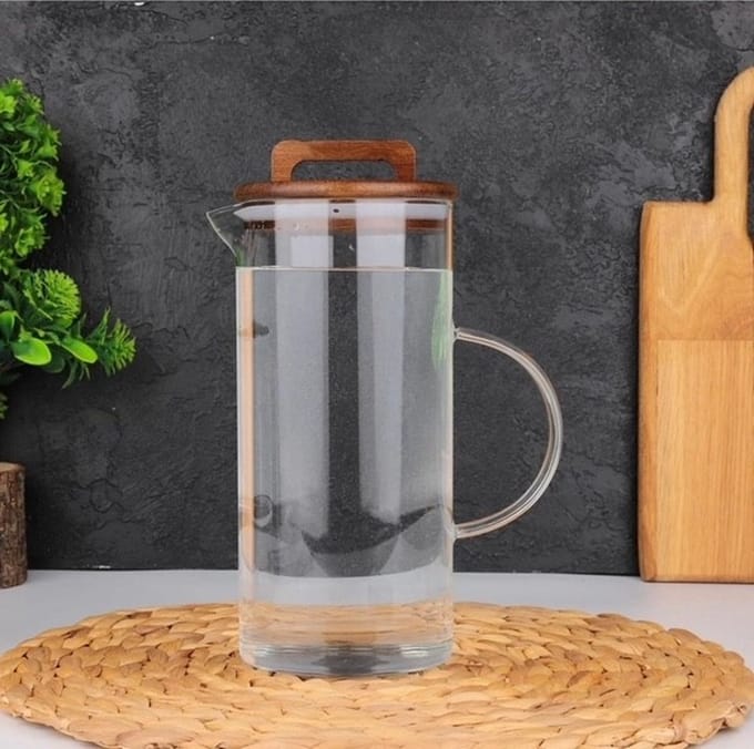 Karaf met houten deksel