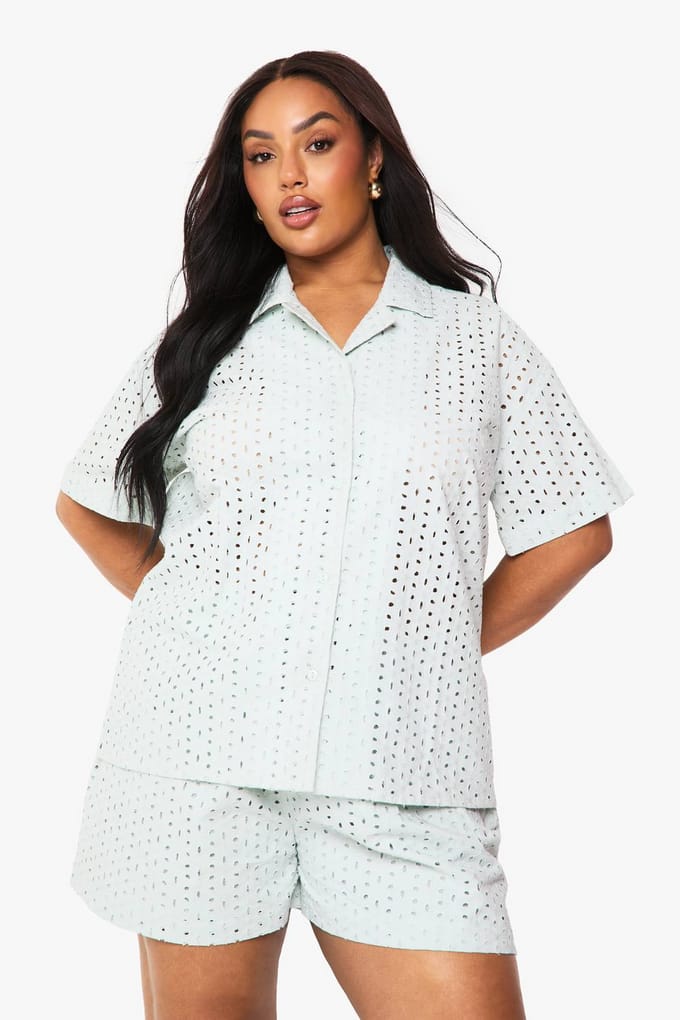boohoo Dames Plus Broderie Flippy Short | Mint | Maat: 26