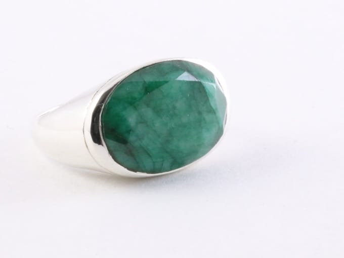 Zilveren ring met smaragd - maat 18