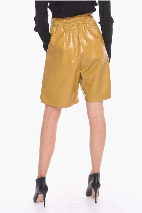 GLANZENDE Gaucho-shorts van leer in geel