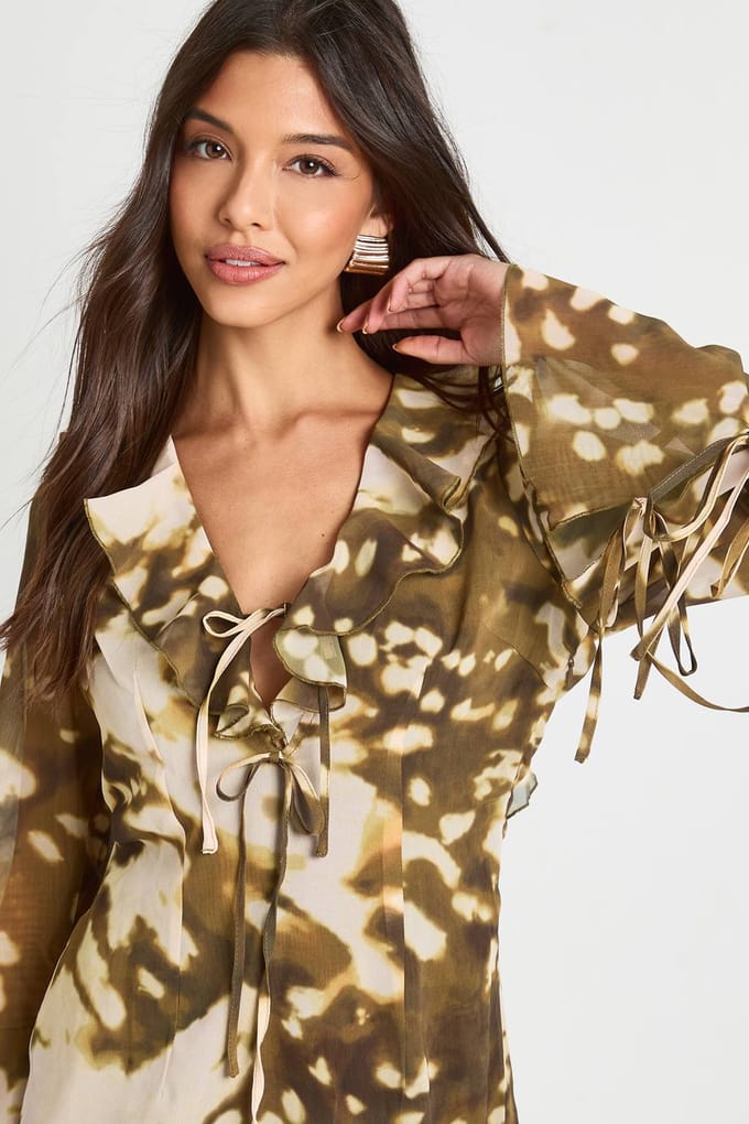 boohoo Dames Abstract chiffon shift-jurk met ruches | Brown | Maat: 10