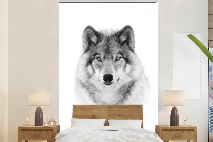 Behang - Fotobehang Wolf - Dieren - Portret - Wit - Breedte 200 cm x hoogte 300 cm