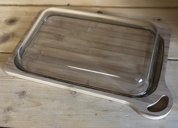 Ovenschaal met bamboe snijplank