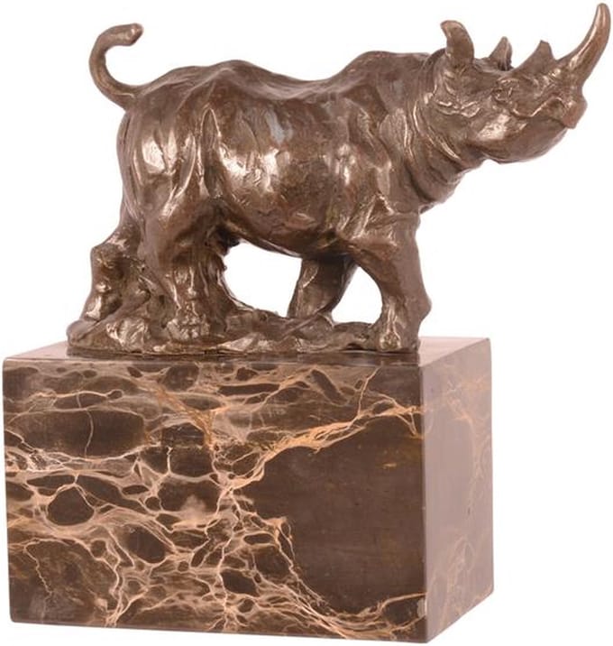 Een bronzen beeld/sculptuur van een lopende neushoorn
