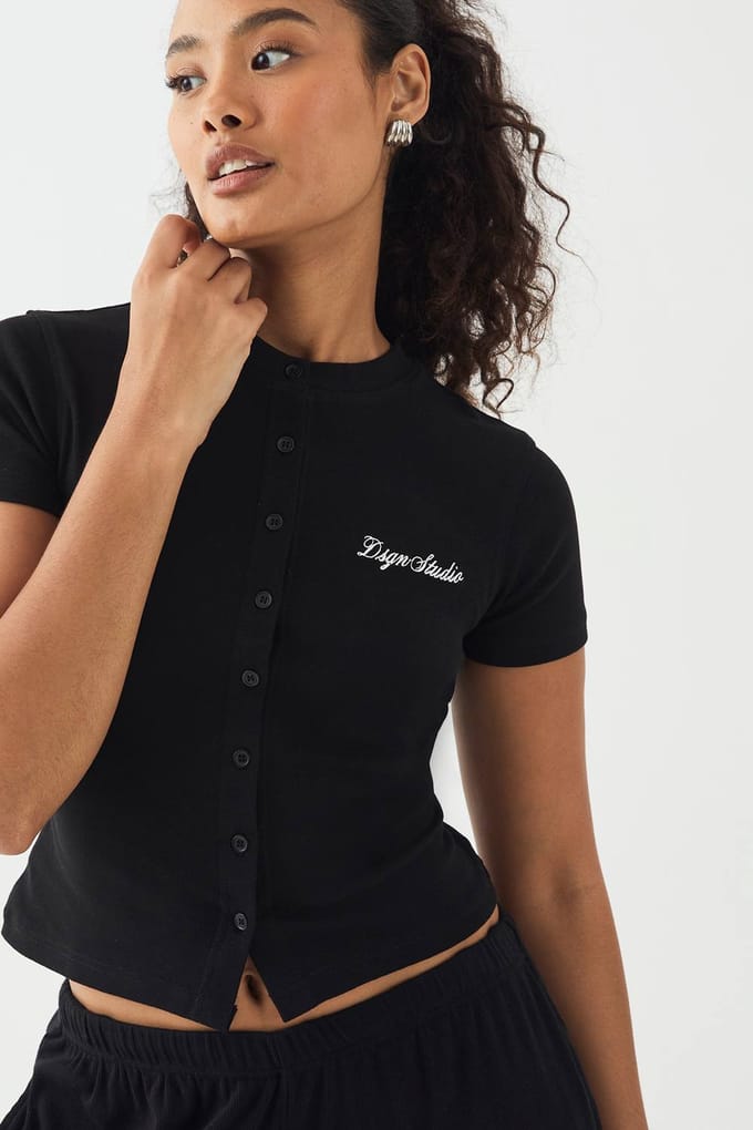 Dames DSGN Studio Script Borduurwerk Geribbeld Doorknoop Korte Mouw Top | Black | Maat: 2XL