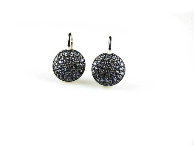 model Rondo oorringen in zilver blauwe zirconia