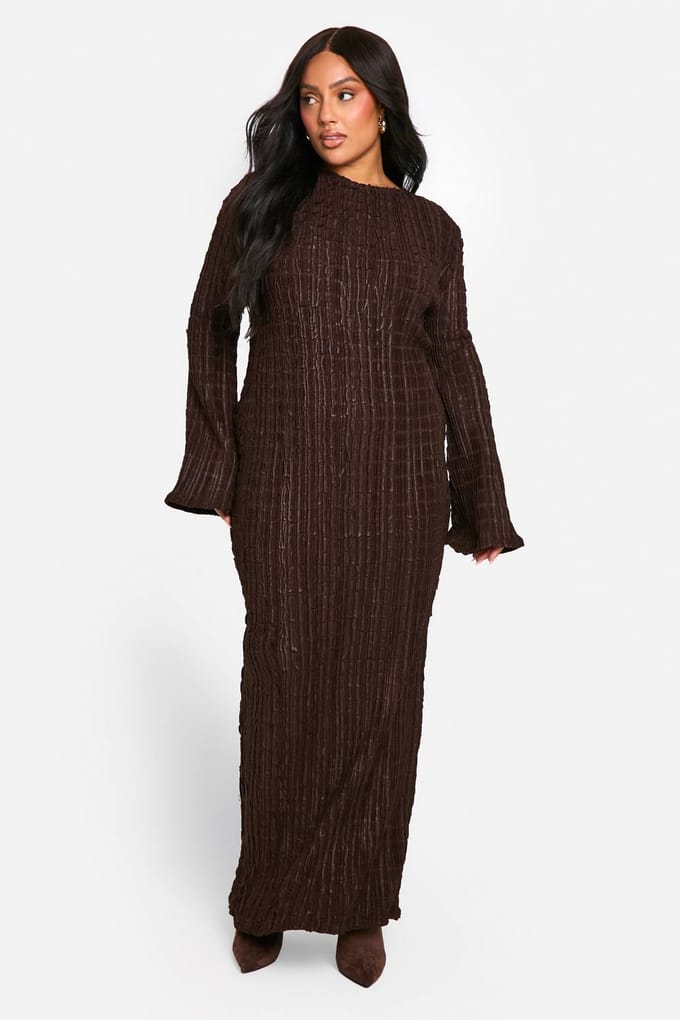 boohoo Dames PLUS GETEXTUREERDE MAXI-JURK MET UITLOPENDE MOUWEN | Chocolate | Maat: 28
