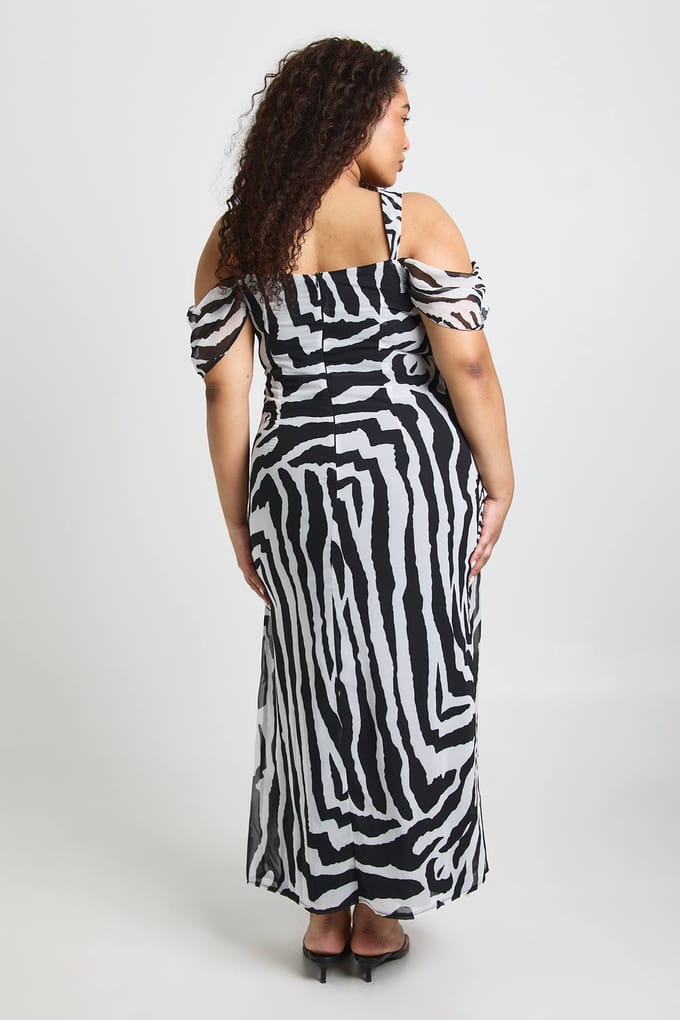 boohoo Dames Plus Zebraprint Chiffon Cold Shoulder Gerimpelde Zijkant Maxi Jurk | Zwart | Maat: 46