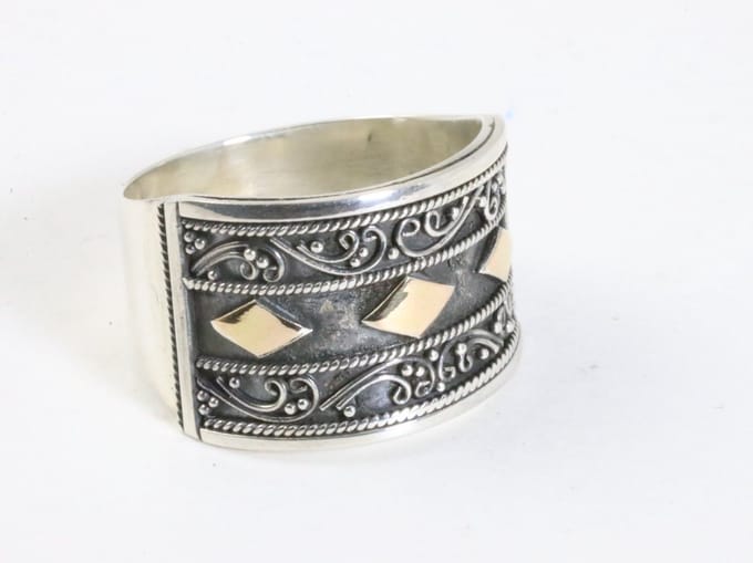 Traditionele bewerkte zilveren ring met 18k gouden decoraties - maat 17.5