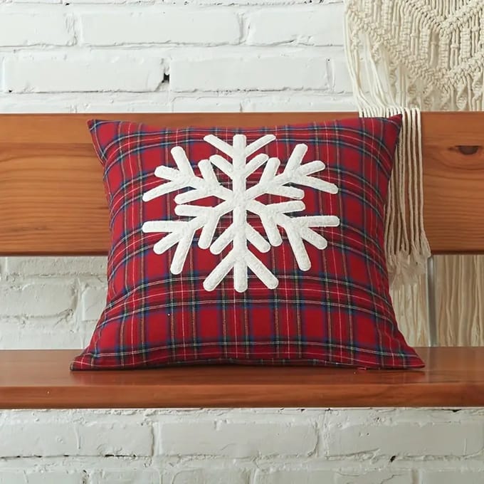 Kussenhoes Kerst ruitjes rood met wit fluffy Sneeuwvlok 45x45