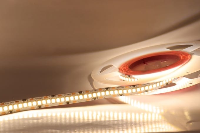 LED Strip  - 24V - 5 Meter - 3000k - Warm wit - 18w/m - 2000 Lumen / m -240Led per meter- met 24v 100w adapter