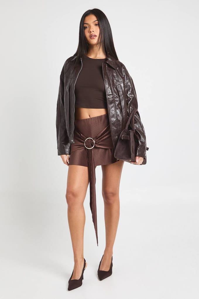 boohoo Dames Plisse Mid Rise Gedrapeerde Mini-Rok Met Ringversiering | Chocolate | Maat: 14