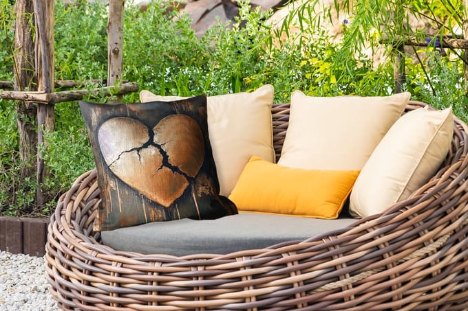 Buitenkussen - Gebroken hart - Goud - Houtlook - Liefde - 45x45 cm - Weerbestendig