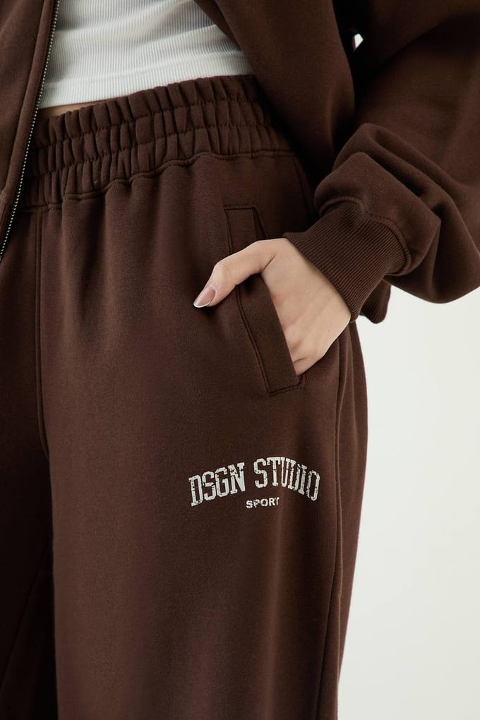 Dames Dsgn Studio Collegiate Bedrukte Rechte Pijp Joggingbroek | Dark Chocolate | Maat: Medium