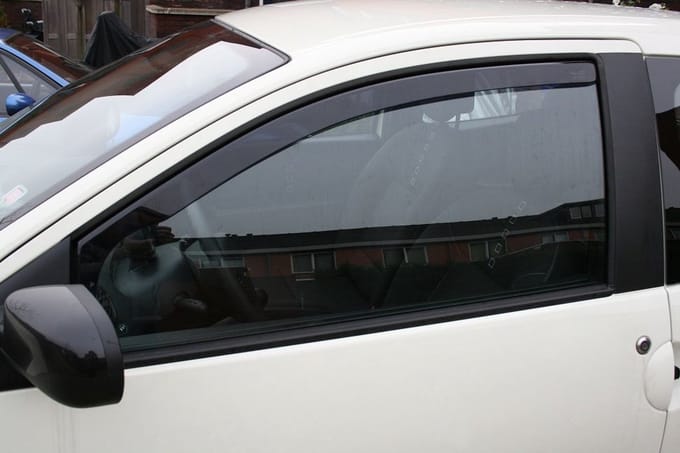Zijwindschermen donker getint tbv Renault Twingo 3 deurs model VANAF 2007 pasvorm merk Team Heko