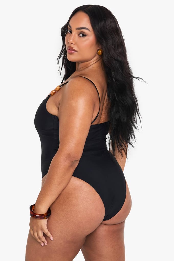 boohoo Dames Plus Resin Stone One Shoulder Swimsuit | Black | Maat: 28