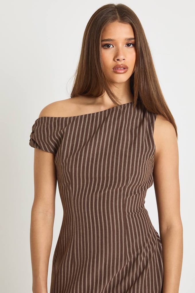 boohoo Dames Fijn gestreepte Off-Shoulder Maatwerk Mini Jurk | Chocoladebruin | Maat: 40