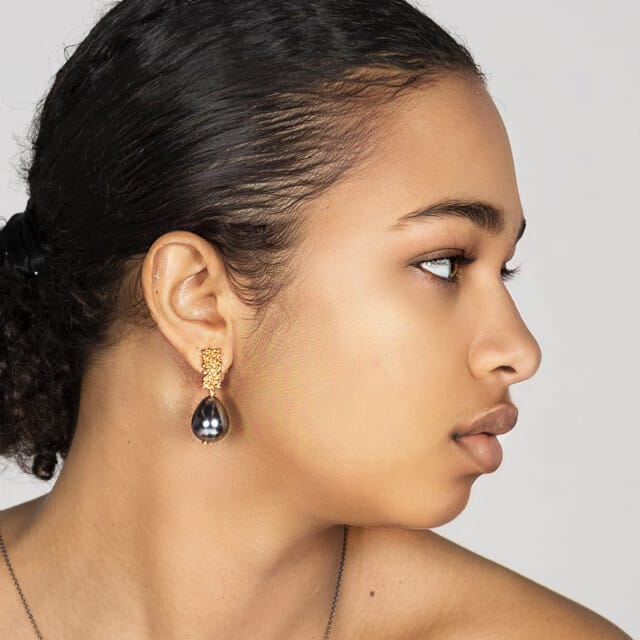 Uzurii Royal pearl oorbellen black, 18k verguld