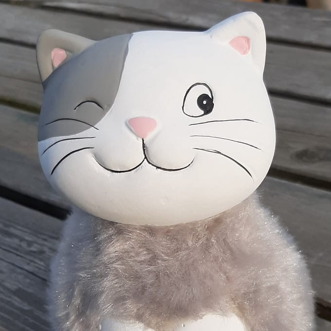 Beeldje kat knipogend met fluffy vachtje 16cm