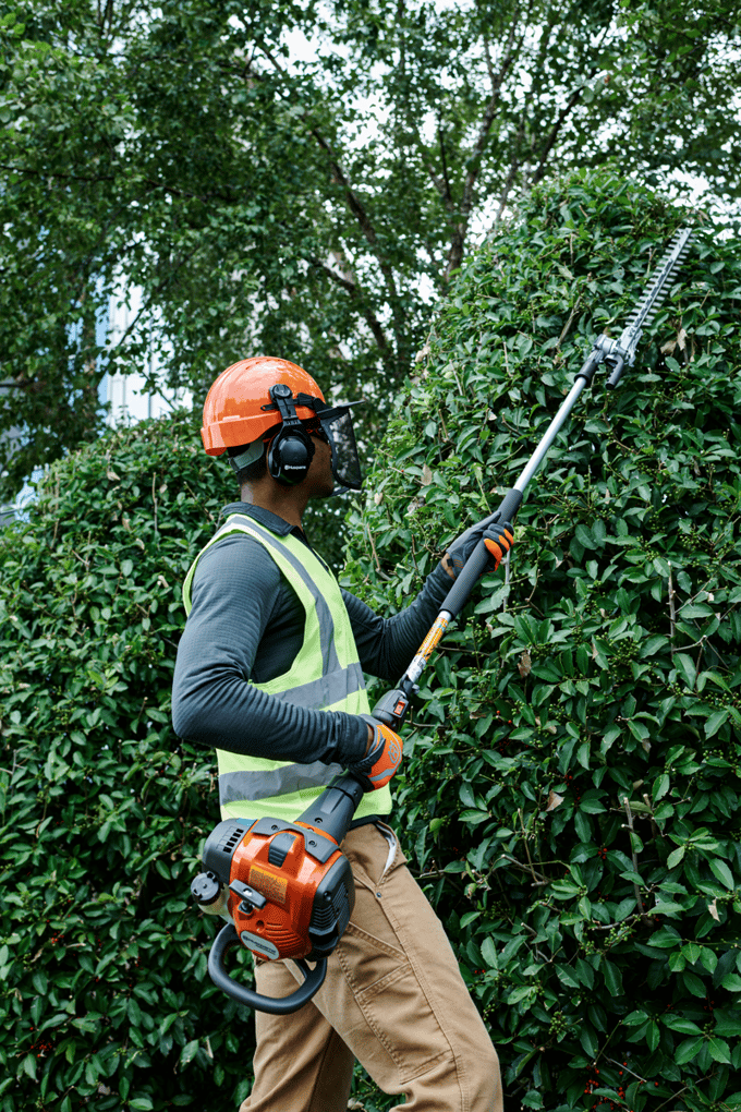 Husqvarna 525HE4 – Professionele stokheggenschaar met 4 meter bereik 1,4 pk