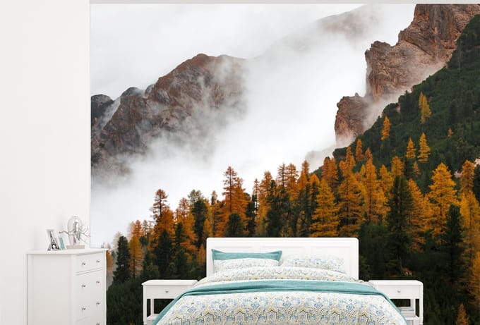Behang - Fotobehang Berg - Mist - Bos - Breedte 275 cm x hoogte 220 cm
