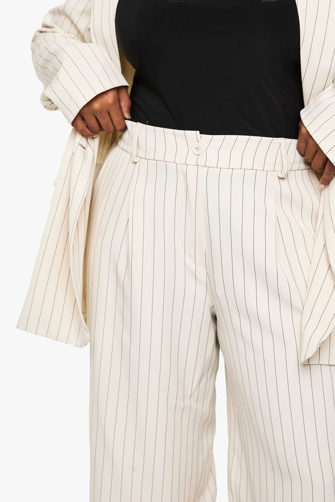 boohoo Dames Plus Pinstripe Rechtlopende Broek | Beige | Maat: 44