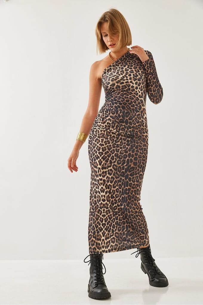 Leopardprint Ruched Midi-jurk met Asymmetrische Kraag