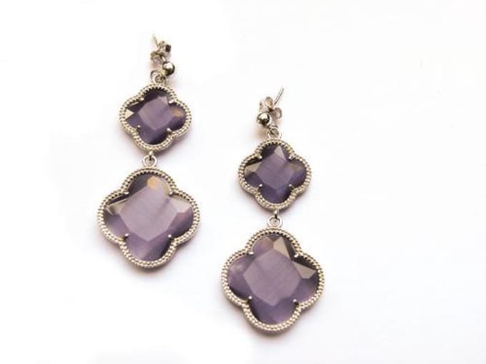 model Double Fiori groot oorringen in zilver paarse klavers