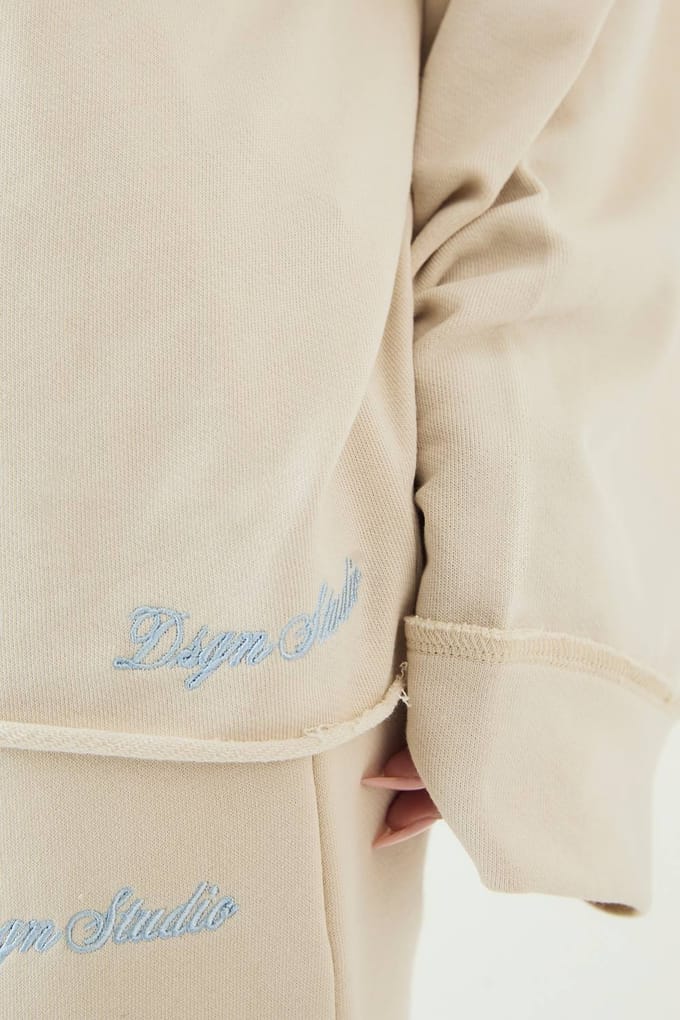 Dames Dsgn Studio Script Geborduurd Off-shoulder Sweatshirt | Cream | Maat: Large