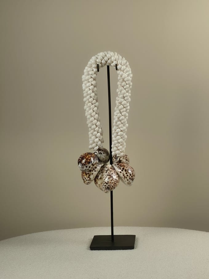 Blitzdeco - Schelpen Ketting op Standaard - Jalisa - Wit & Bruin - Handgemaakt, Boho Chic