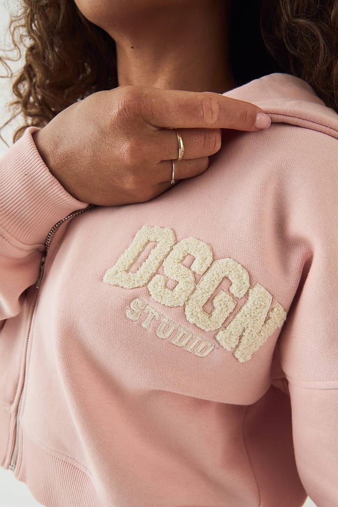 Dames DSGN Studio Badstof Applique Boxy Crop Hoodie met Rits | Lichtroze | Maat: Medium